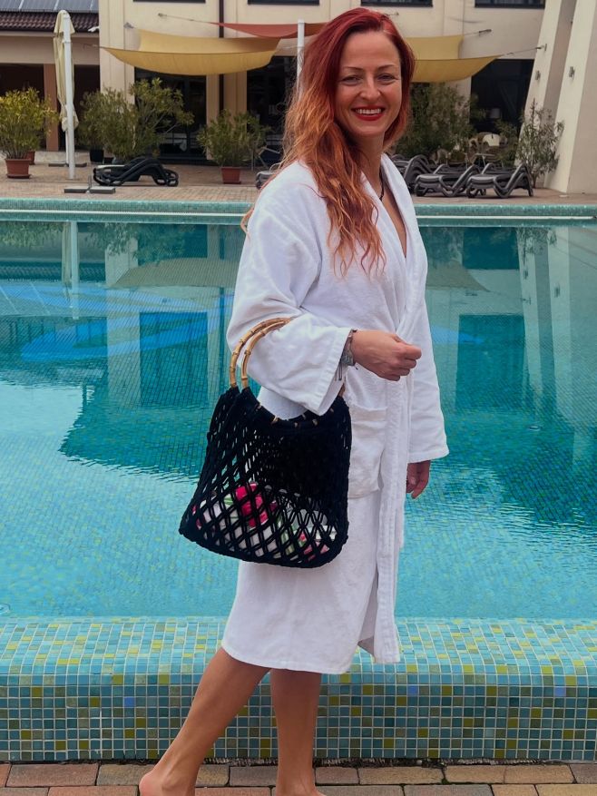 Když jdete do wellness, sítňovka je tím nejlepším parťákem. Lehká, prodyšná, udržitelná — do ní schováte ručník, láhev...